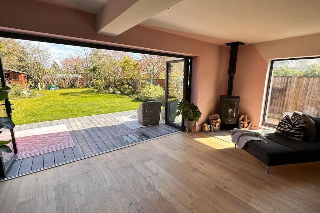 Formby, Spacious True Bungalow Steps From Beach מראה חיצוני תמונה