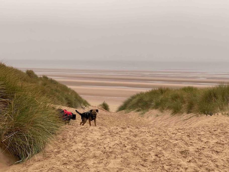 Formby, Spacious True Bungalow Steps From Beach מראה חיצוני תמונה